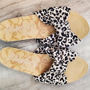 Blowfish bow slip-on sandals size 9 leopard